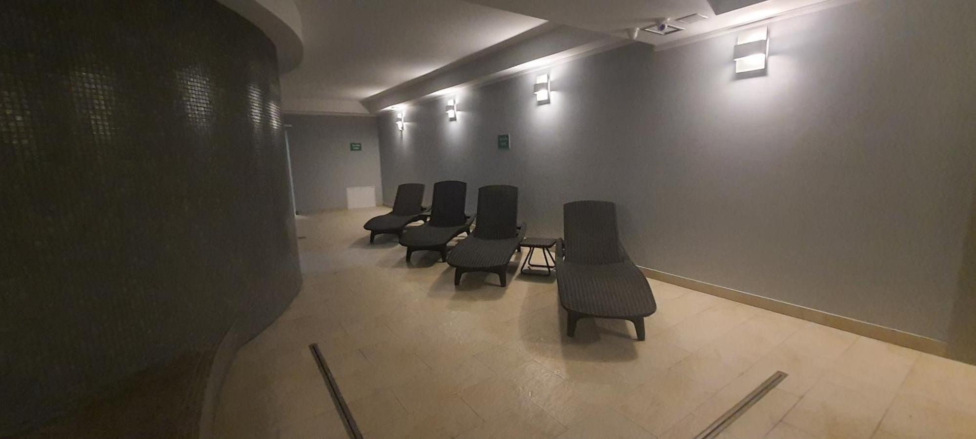 One-Bedroom Apartment Balcony Mountain View