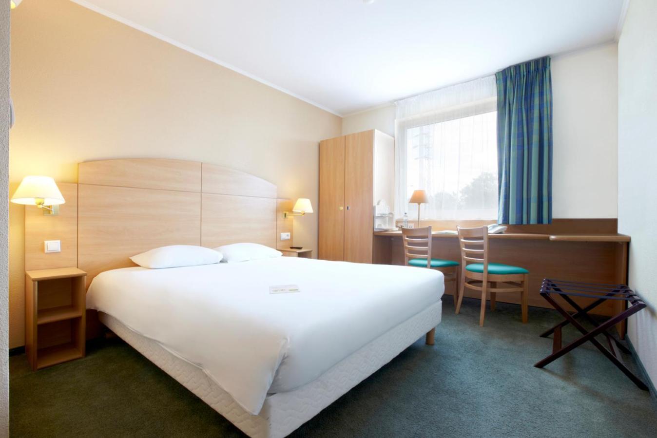 Standard Room 1 Queen Bed