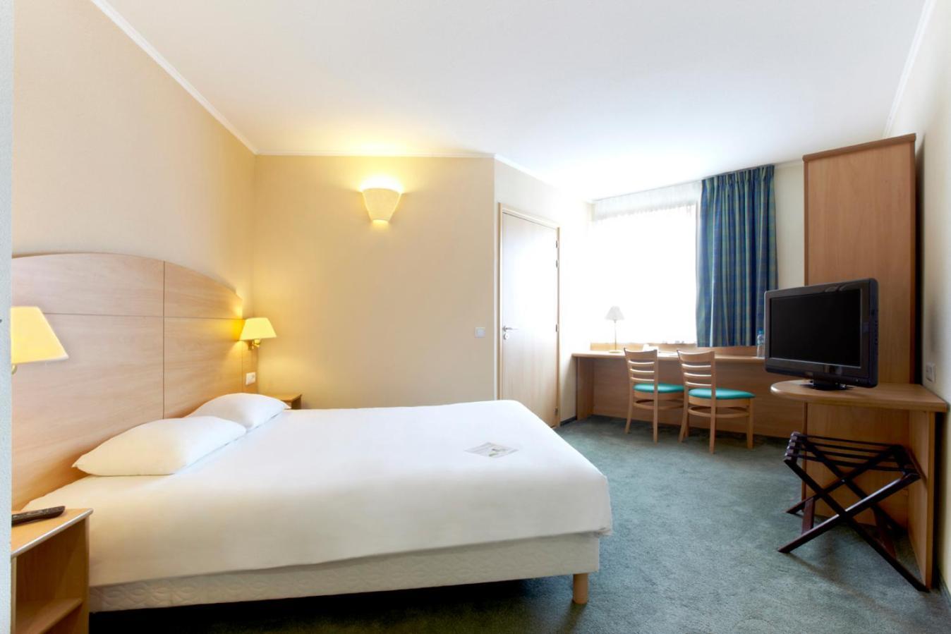 Standard Room 1 Queen Bed