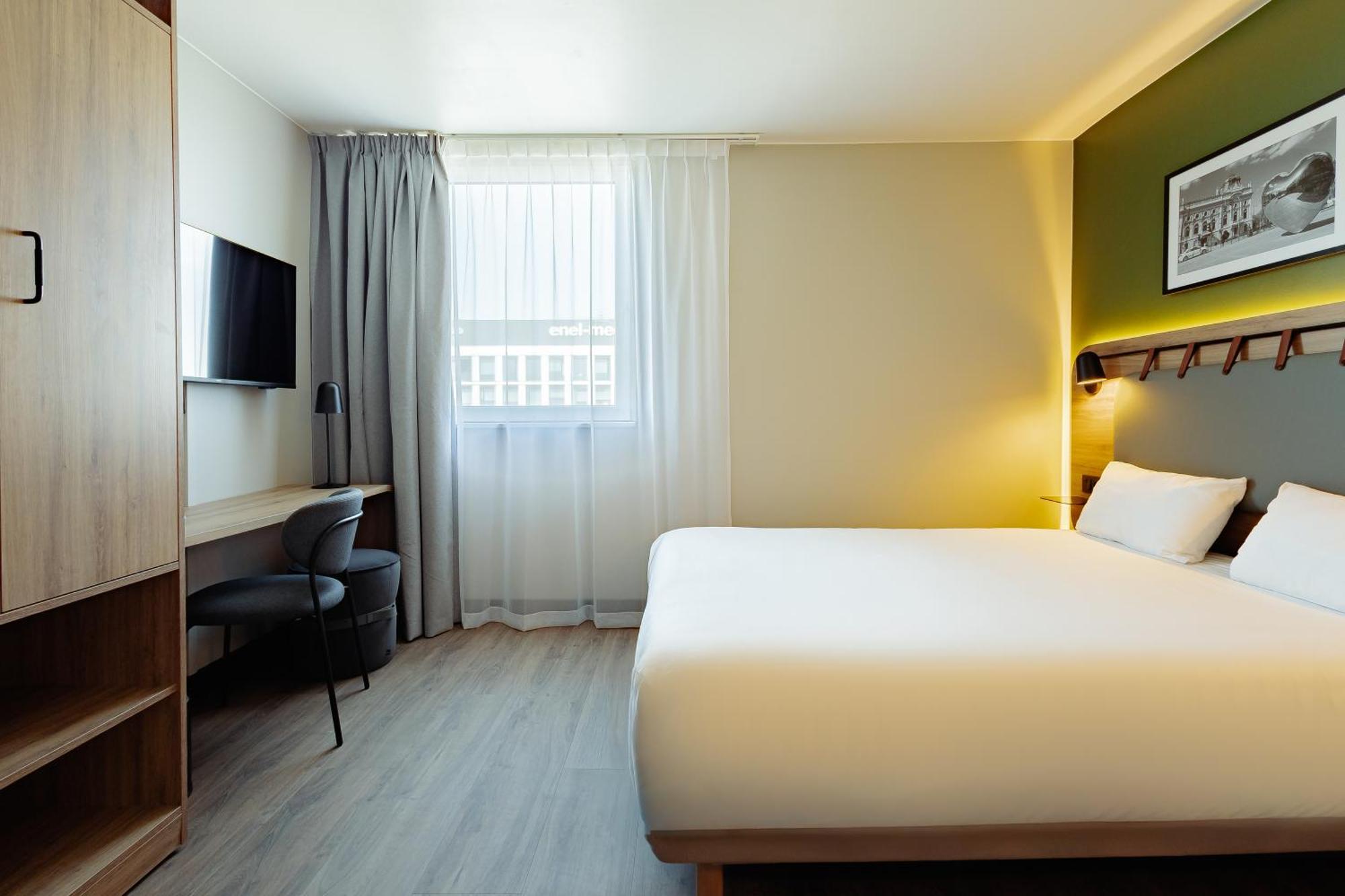 Standard Room 1 Queen Bed