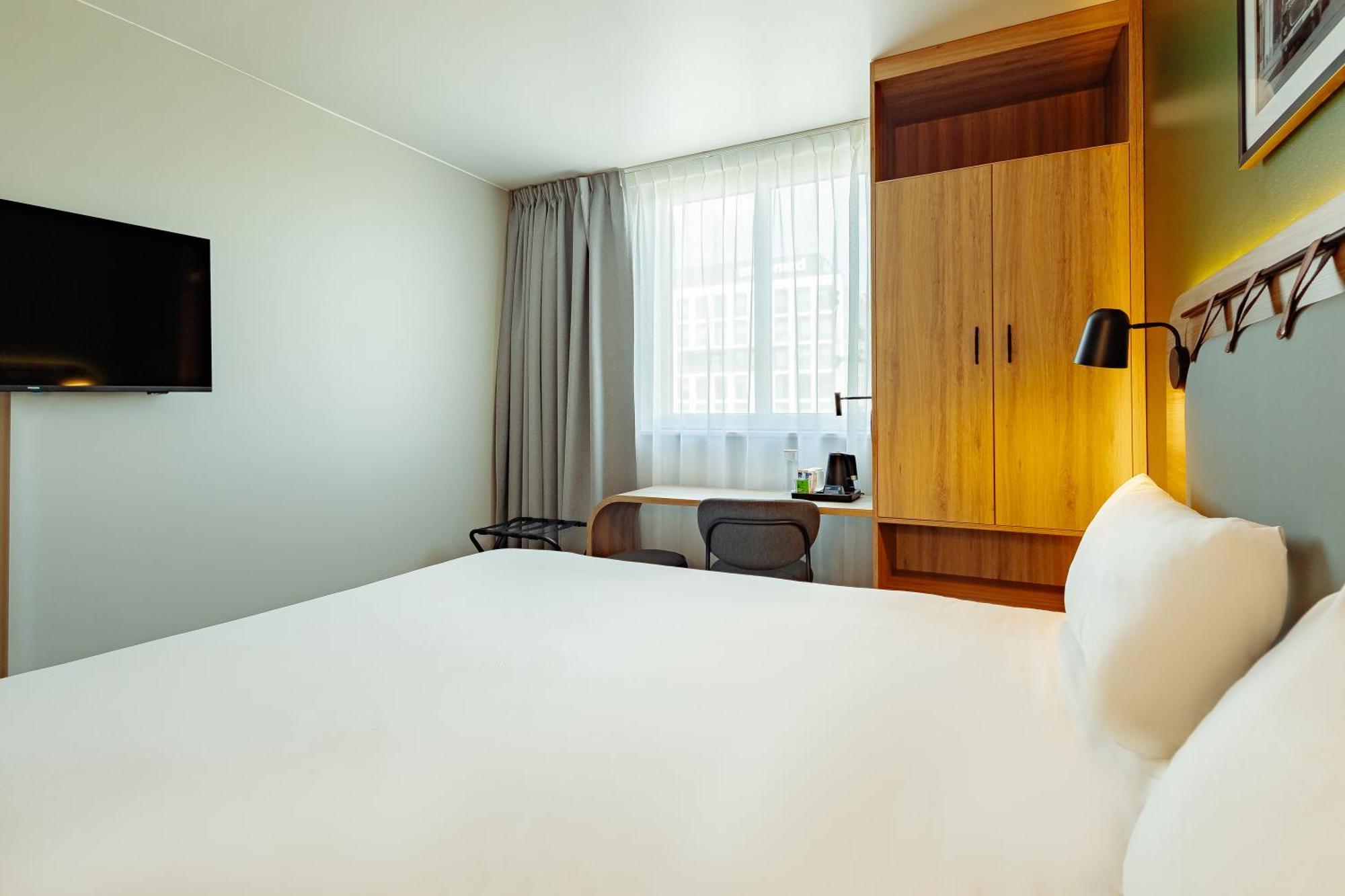 Standard Room 1 Queen Bed
