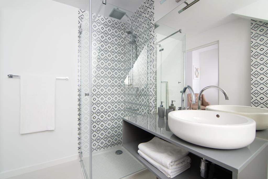 Deluxe Double Room Shower