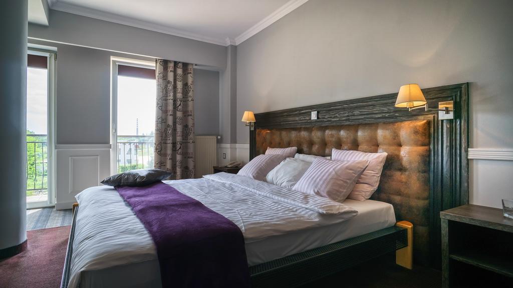 Classic One-Bedroom Apartment King Bed