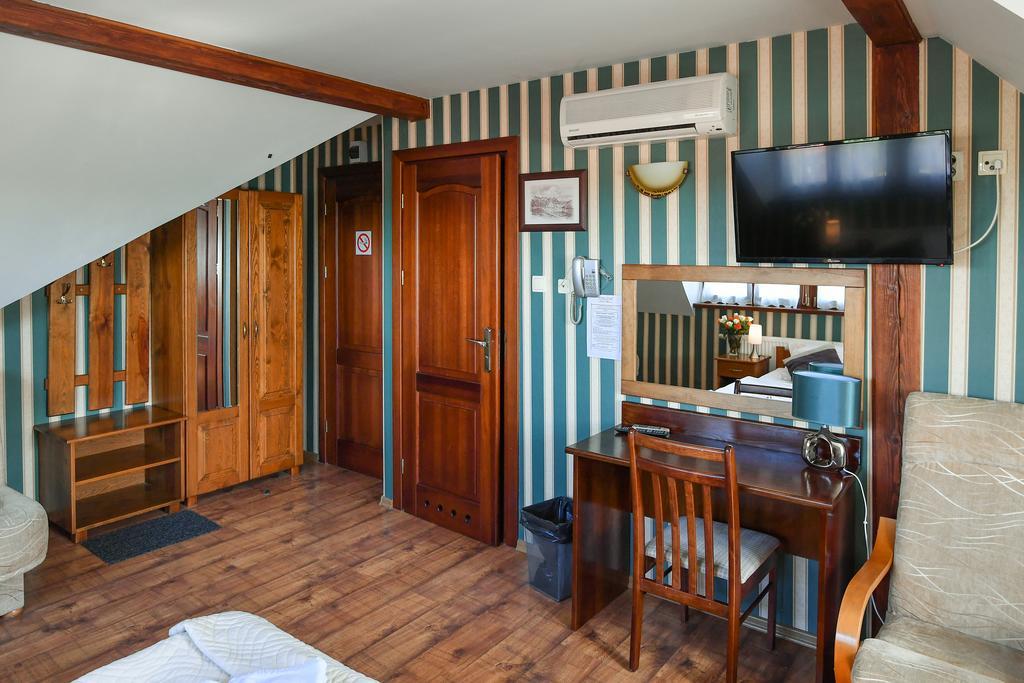 Family Room Private Bathroom