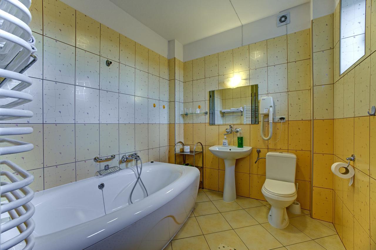 Triple Room Bath