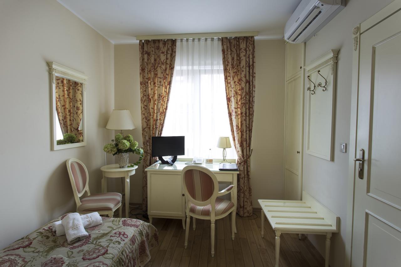 Single Room,640610781:JPEG
