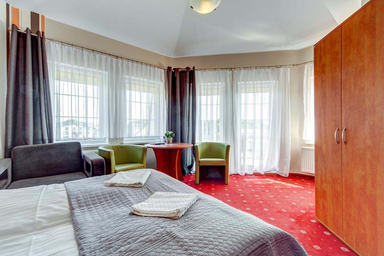 Dreibettzimmer mit Dusche