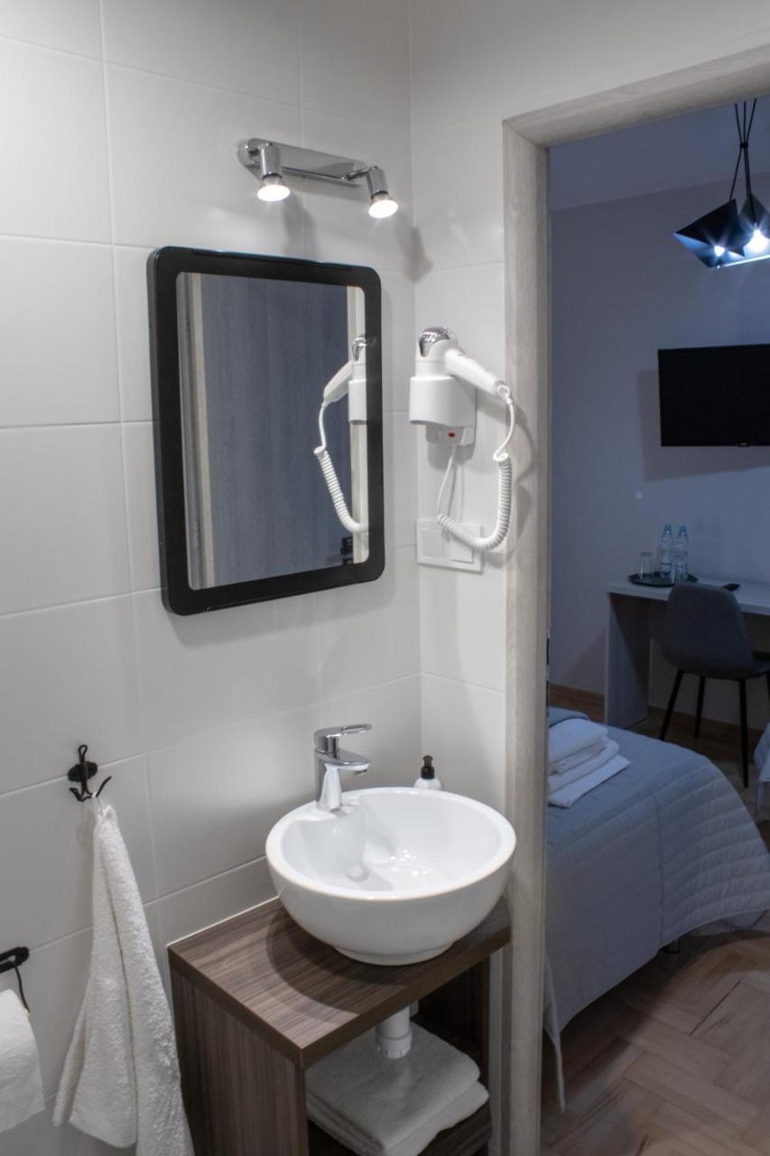 Deluxe Double Room Shower