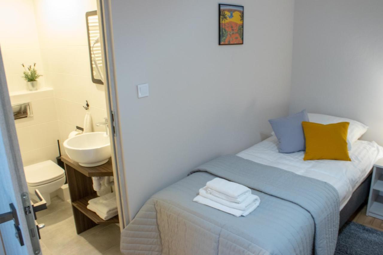 Deluxe Double Room Shower