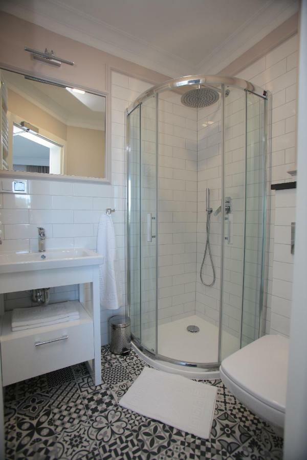 Comfort Triple Room Shower