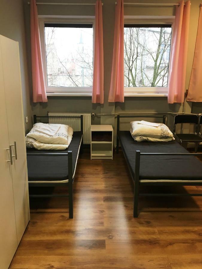 Односпальне ліжко у загальному жіночому номері