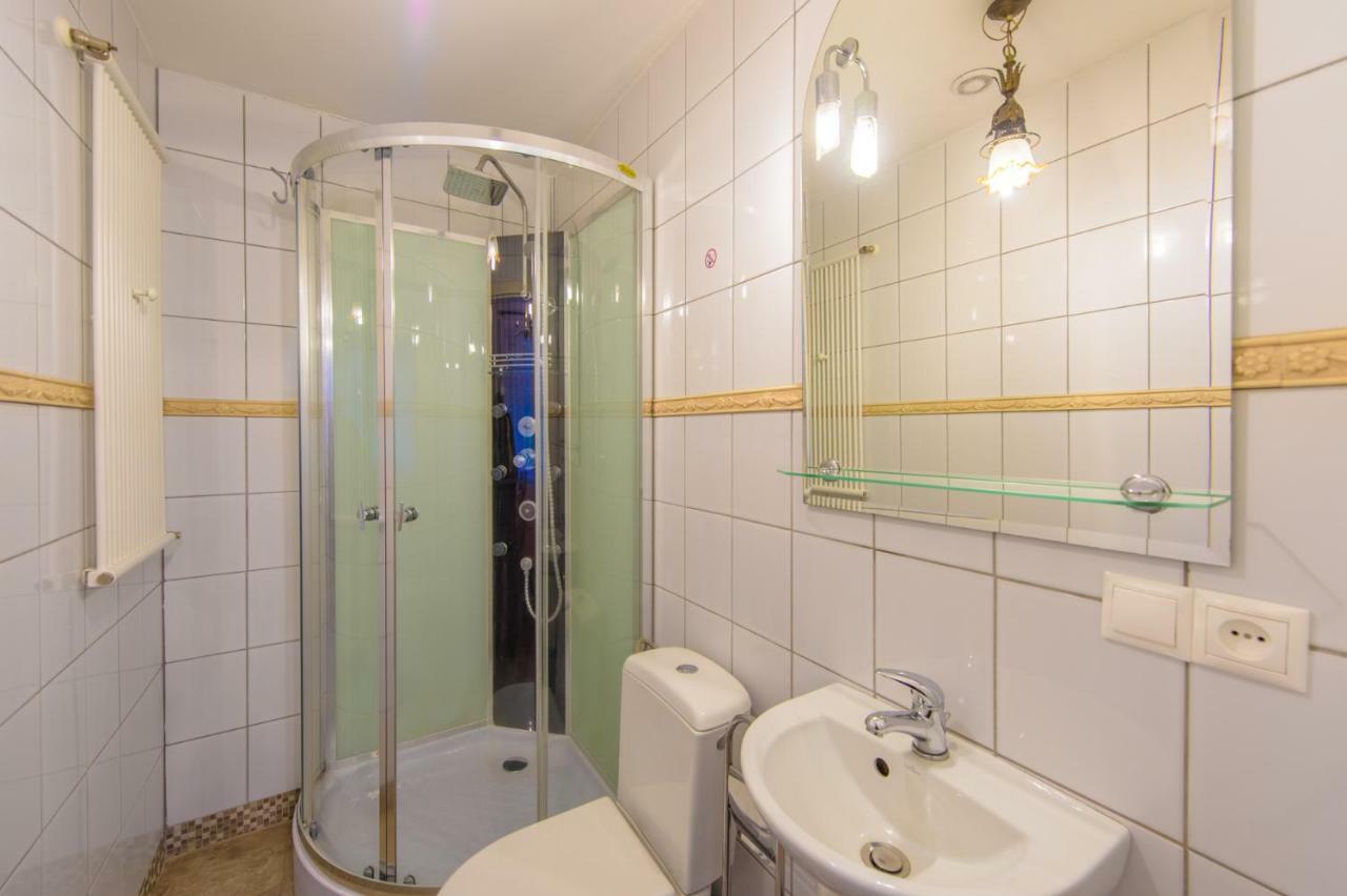 Deluxe Double Room Shower