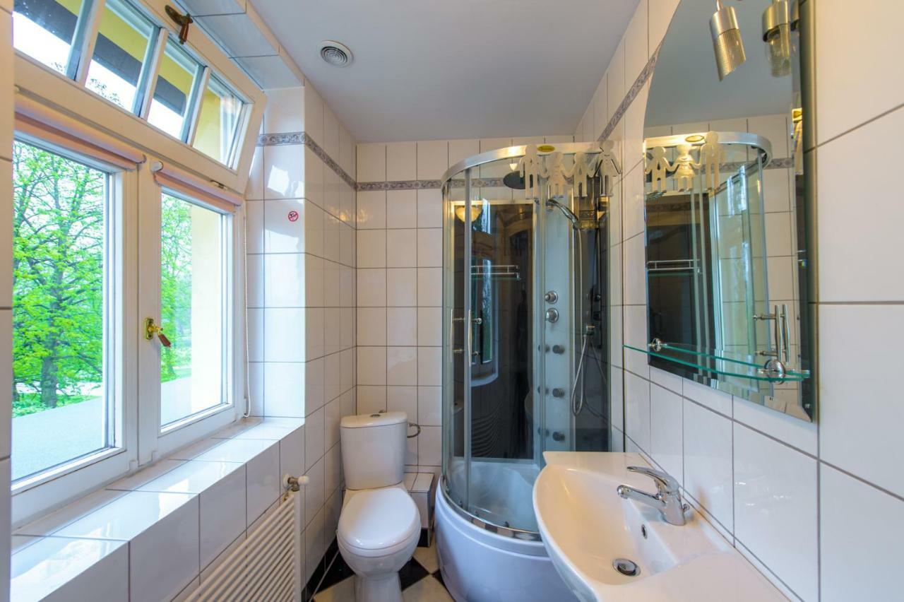 Deluxe Double Room Shower
