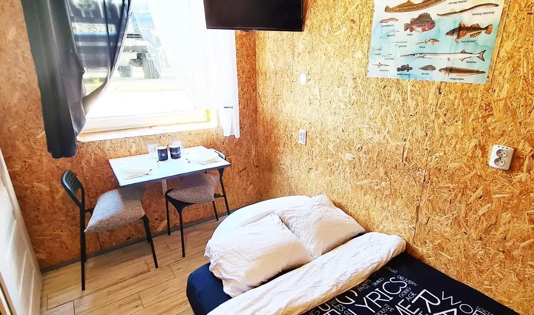 SUB HEL. Budżetowe pokoje w domu z basenem. Wokół domu tylko natura. Balkon zbyteczny.-1