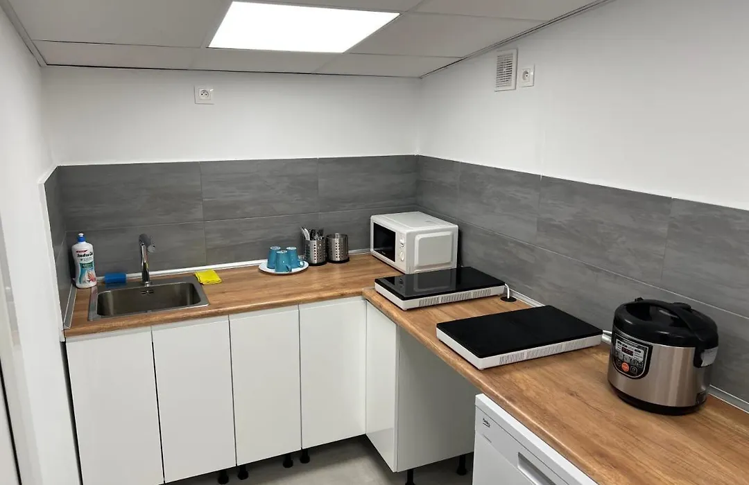 Yellow Hostel - Free Breakfast - The Best Service In Katowice - Free Parking-1