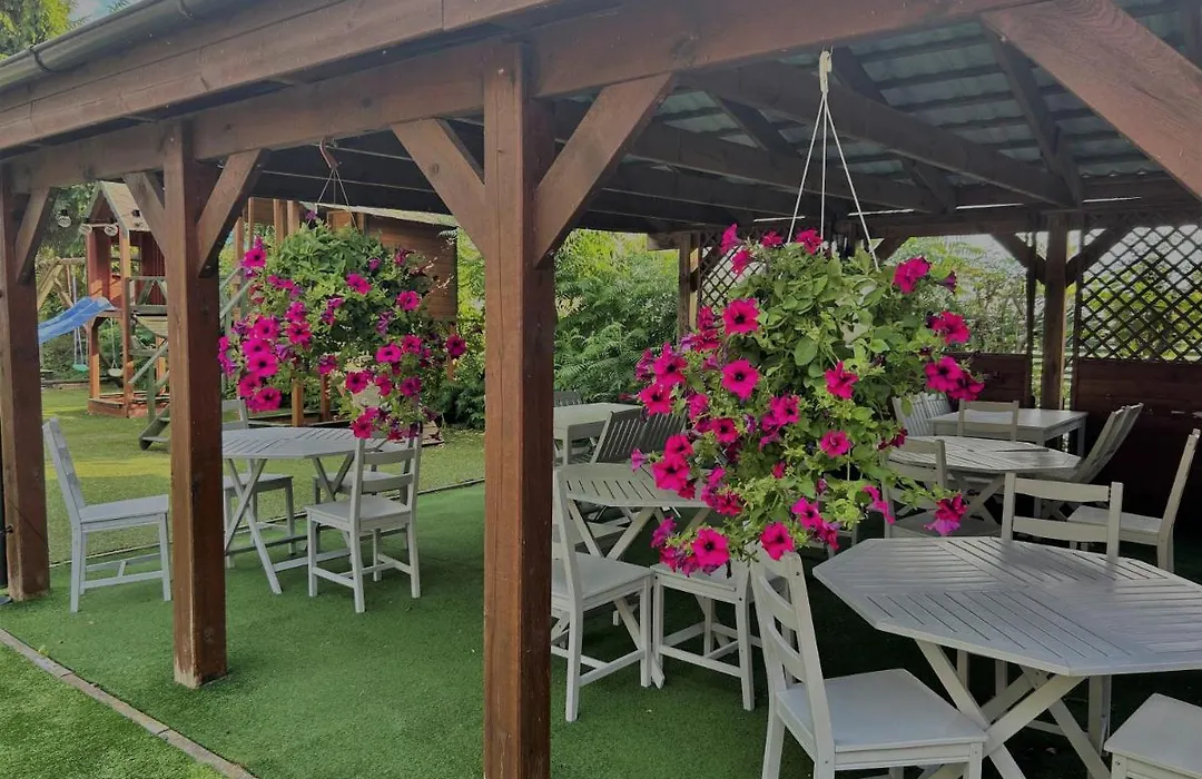 POLARIS B&B-kameralne, rodzinne pokoje i domki z basenem-1