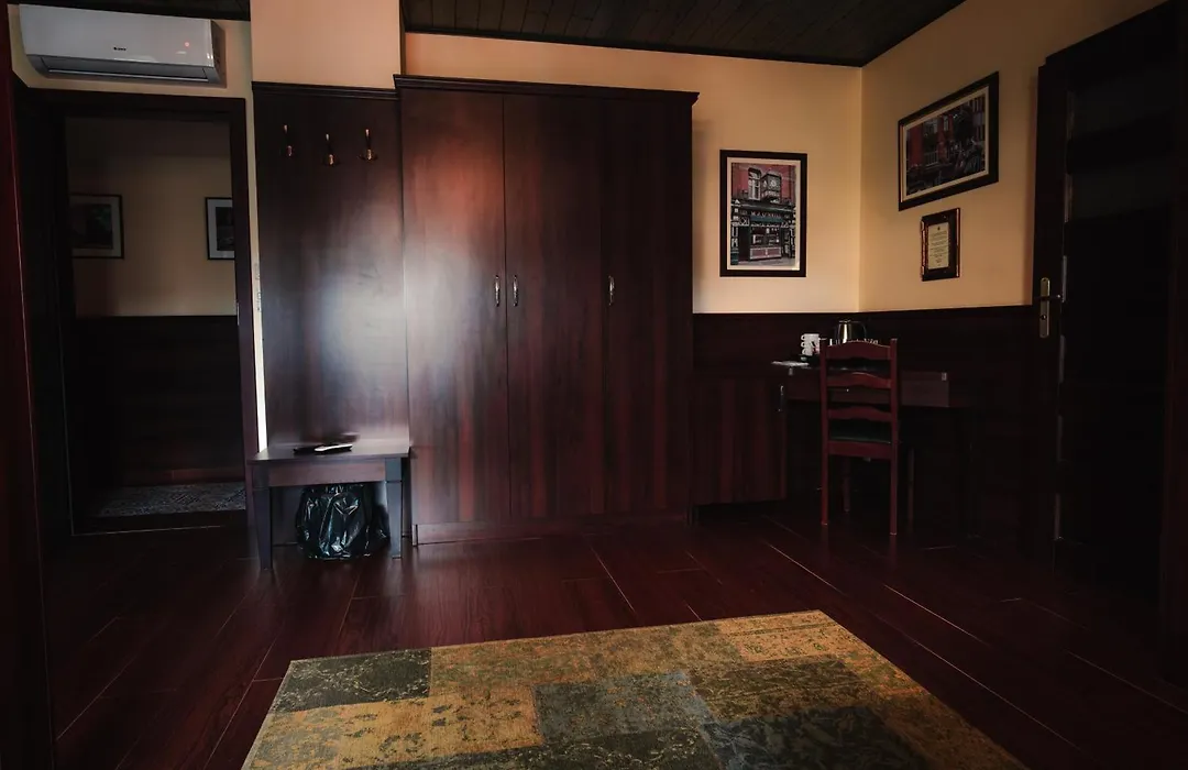 Shoemaker Irish Pub & Accommodation-1