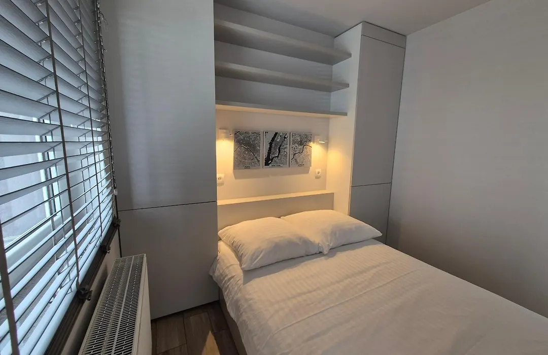 APARTAMENT WŚRÓD 1000cy ŚWIATEŁ - z parkingiem w hali garażowej- duży balkon - piekny widok nocą na panoramę Tysiaclecia-1