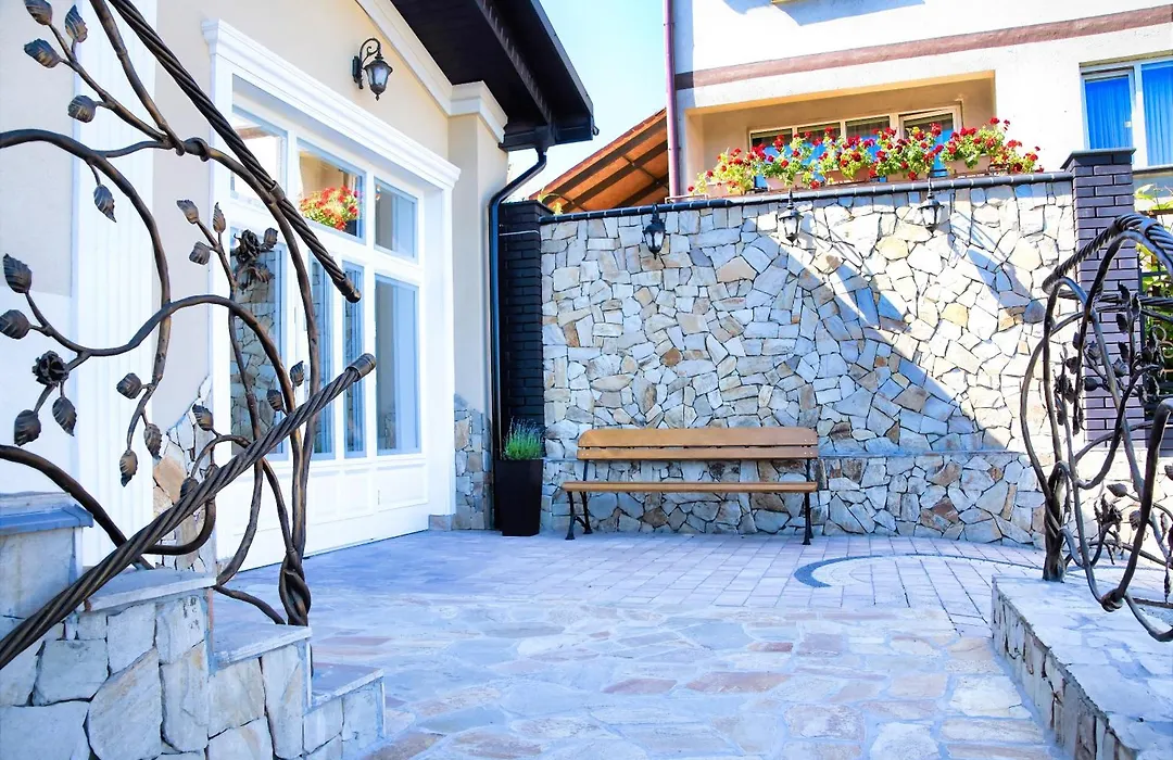 Willa Różana - Apartamenty i Pokoje Gościnne-1