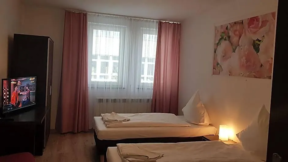 Hotelik Kameleon Pokoje Gościnne B&B-1