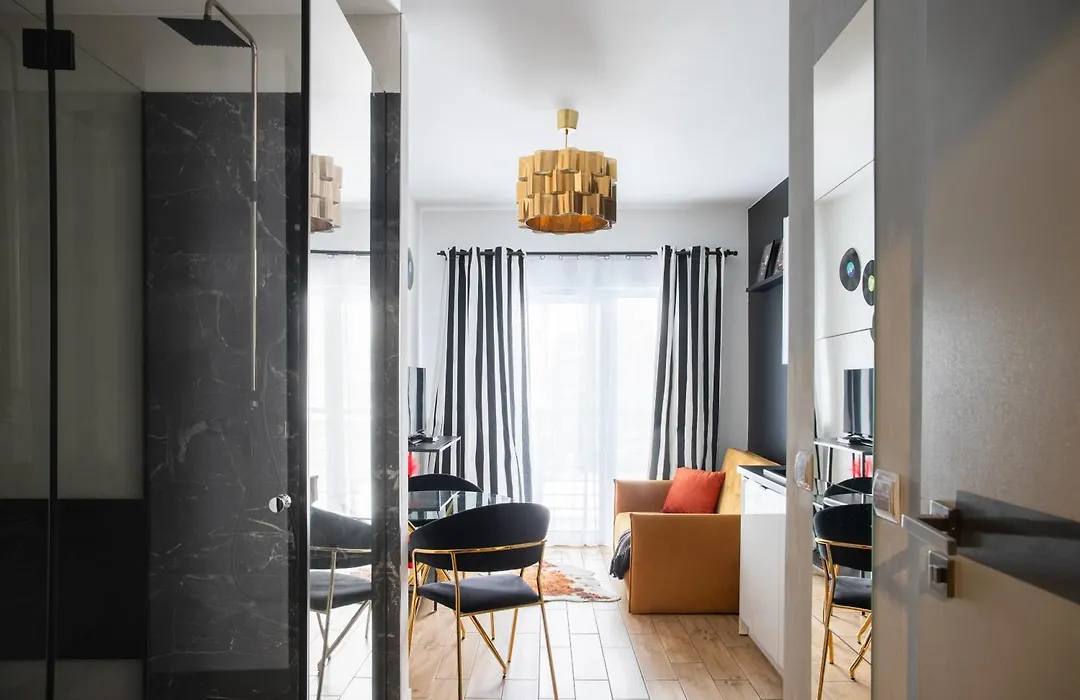 ADLER HOUSE- Nowoczesny apartament GLAMOUR z prysznicem pośrodku-1
