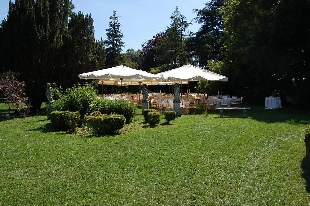 Pensjonat - Restauracja Żółty Domek-1