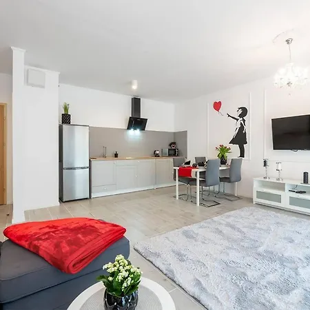 Banksy Apartment - Ilumino-2