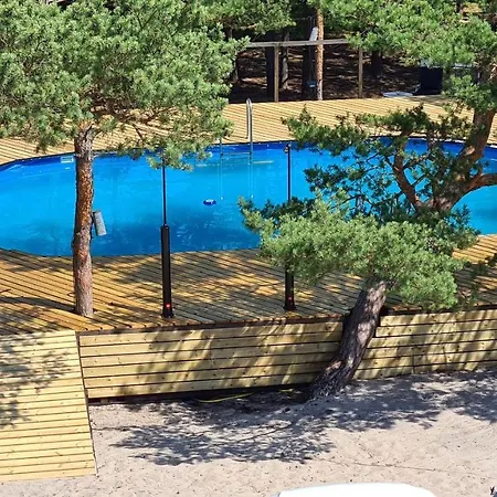 SUB HEL. Budżetowe pokoje w domu z basenem. Wokół domu tylko natura. Balkon zbyteczny.-2