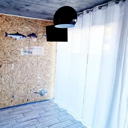 SUB HEL. Budżetowe pokoje w domu z basenem. Wokół domu tylko natura. Balkon zbyteczny.-3