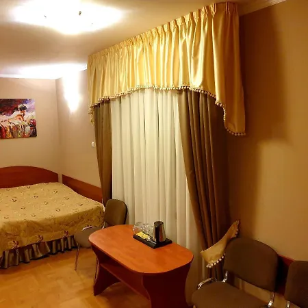 Pałac pod Dębami-3