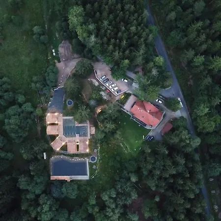 Drewniana Róża Willa i Domki nad Stawem-2