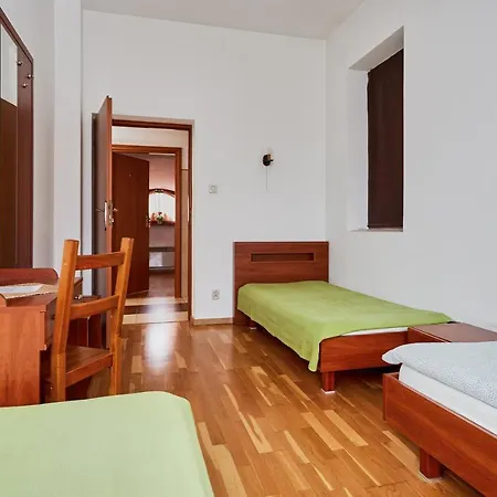 Quadrans Hostel&Caffee na dworcu kolejowym Modlin 7 min jazdy lotniskowym autobusem wahadłowym-2
