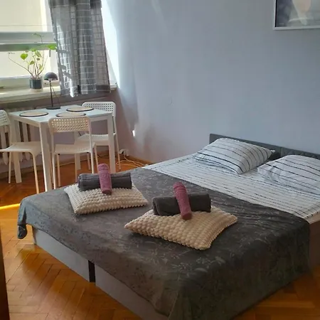 Night Host Matejki 4 Free Parking-3