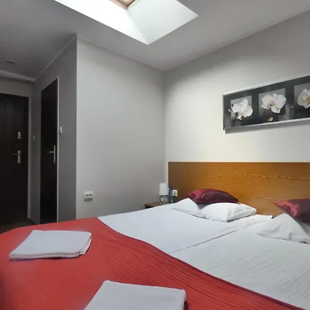 Astral - Private Rooms Close To Airport & Ptak Expo-3