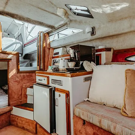 Yacht Hotel - Boat - Pedal Boat, Motorboat Free-2