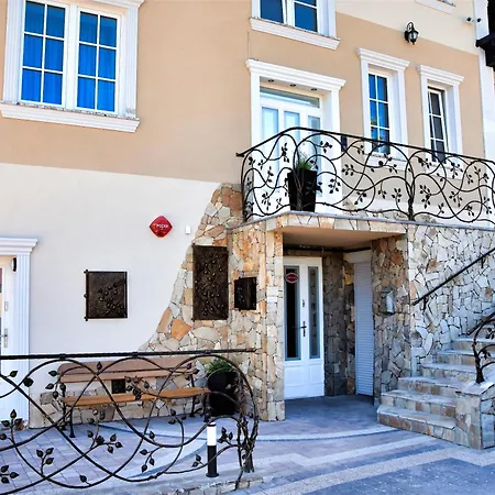 Willa Różana - Apartamenty i Pokoje Gościnne-2