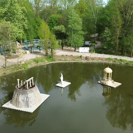 River Park Domki Wśród Drzew Wzdłuż Rzeki-2