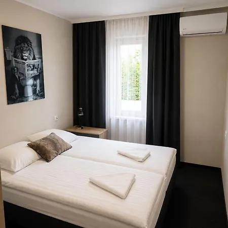 Samoobslugowy Hotel Astoria Fly Modlin Airport-3