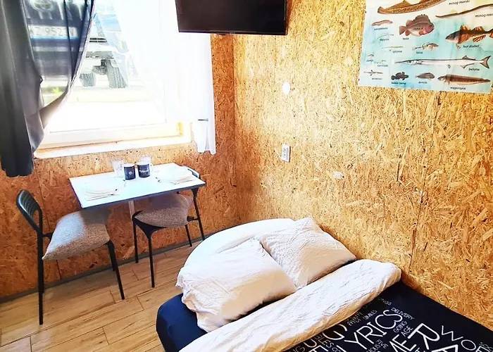 SUB HEL. Budżetowe Pokoje W Domu Z Basenem. Wokół Domu Tylko Natura. Balkon Zbyteczny.