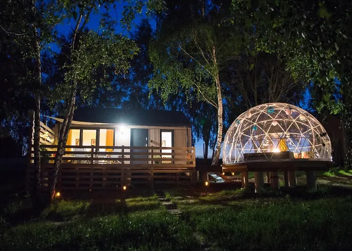 JURA GLAMP luksusowe całoroczne domki na wyłączność KOPUŁY IGLOO taras ogród
