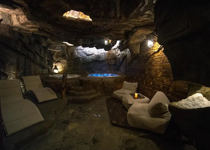 Osada Jaworzyny - Domek Hobbita z jaskinią SPA