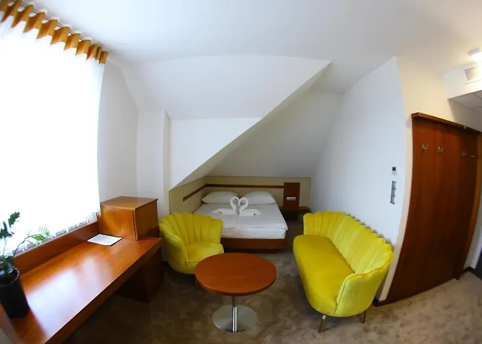 Hotel Dom Przyjęć EWA Piece , Polska