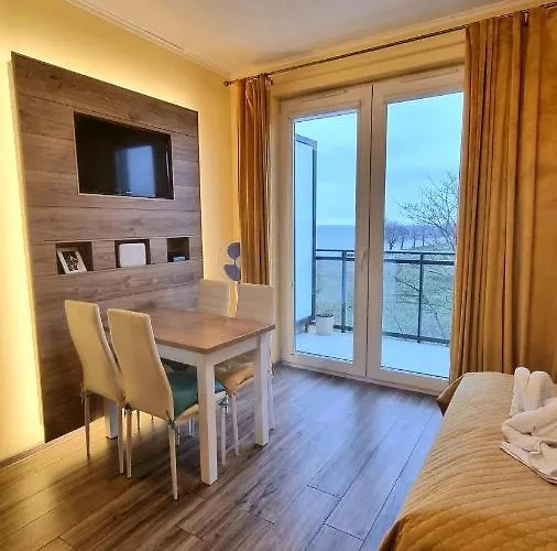 Apartament Złoty relaks tuż przy plaży z balkonem z widokiem na Hel i hamakami