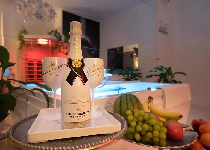 Sensual Luxury Spa Suite Private Jacuzzi & Sauna For Couples
