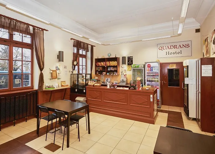 Quadrans Hostel And Caffee Na Dworcu Kolejowym Modlin 7 Min Jazdy Lotniskowym Autobusem Wahadlowym Новий-Двір-Мазовецький, Польща