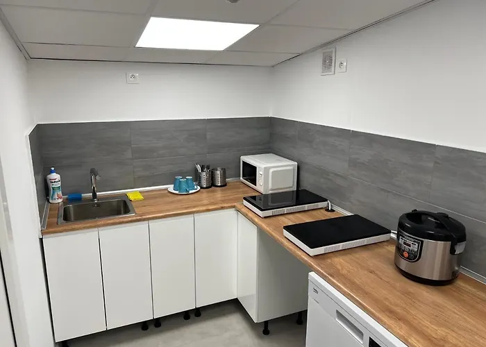 Yellow Hostel - Free Breakfast - The Best Service In Katowice - Free Parking, Польща