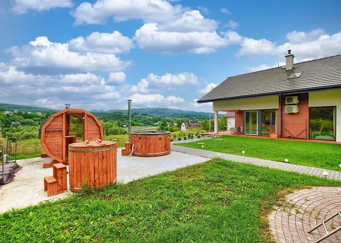 ArPioNa dom nad jeziorem z jacuzzi, sauną i placem zabaw