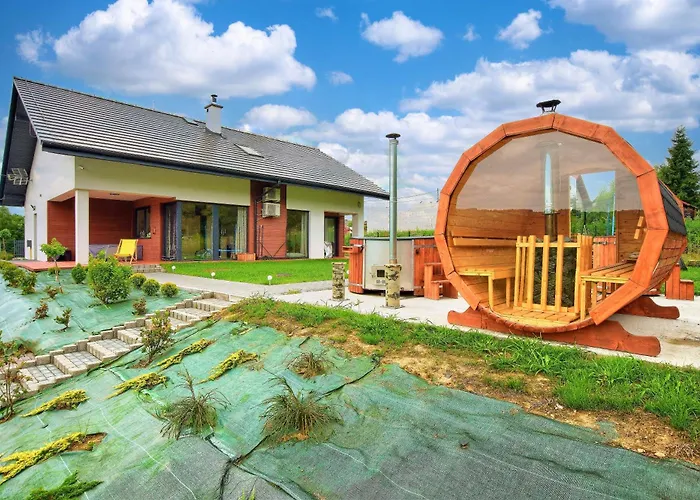 ArPioNa dom nad jeziorem z jacuzzi, sauną i placem zabaw