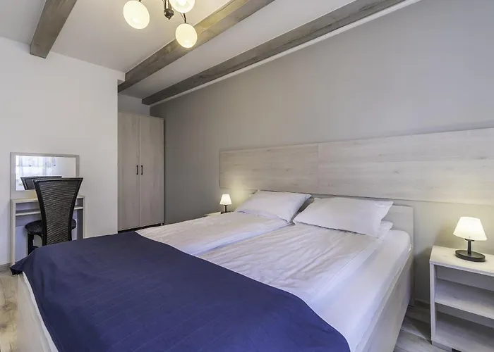 FRAJDA Domki - Apartamenty 6-osobowe - salon i dwie sypialnie oraz Studia 4-osobowe - pokój z aneksem kuchennym