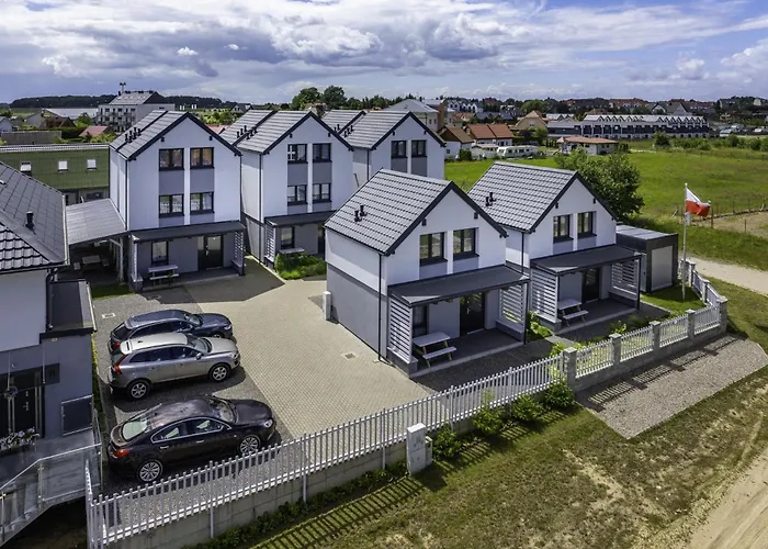 FRAJDA Domki - Apartamenty 6-osobowe - salon i dwie sypialnie oraz Studia 4-osobowe - pokój z aneksem kuchennym